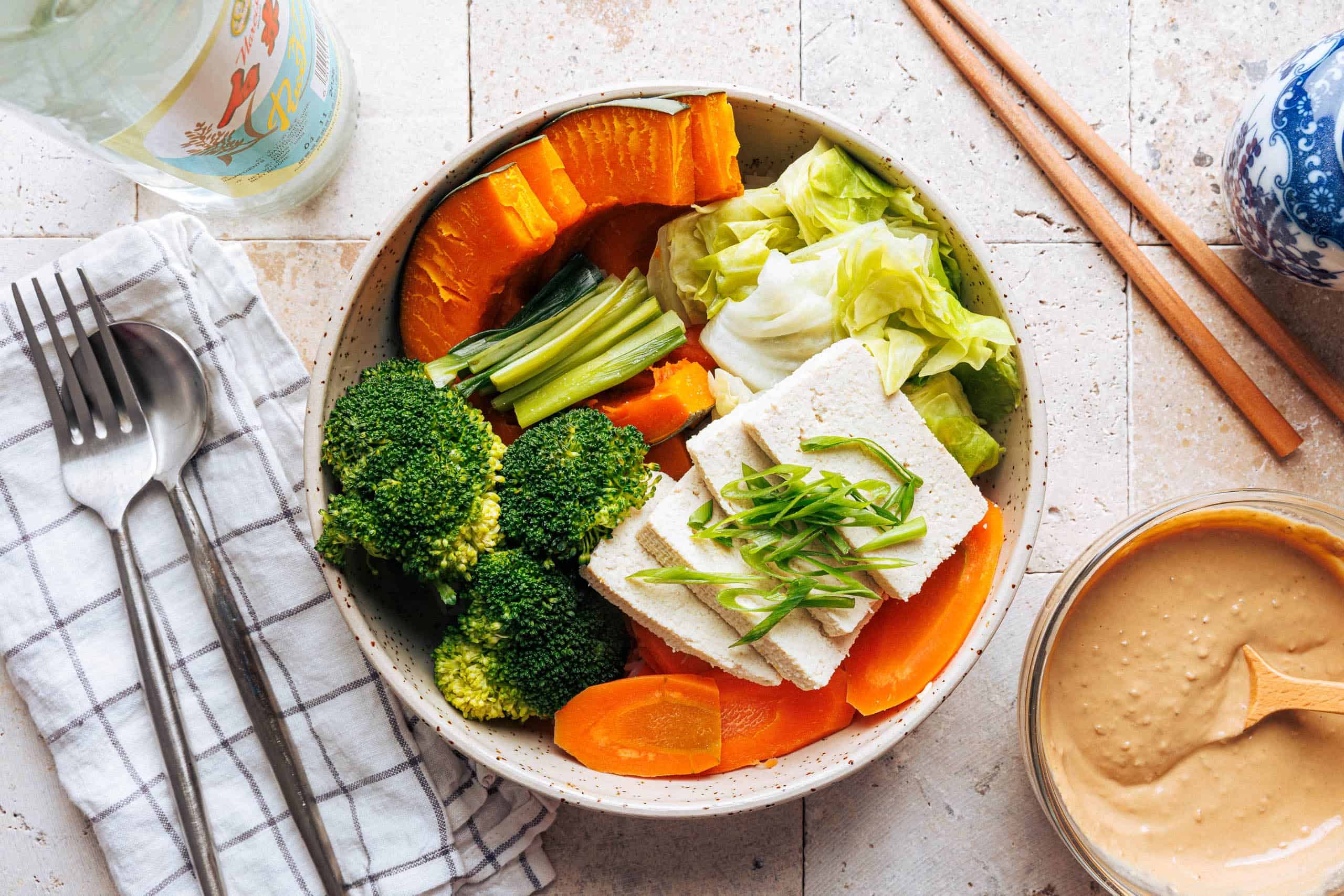 Japanisches gedämpftes Gemüse mit Miso-Sesam-Sauce – Mushi Nabe