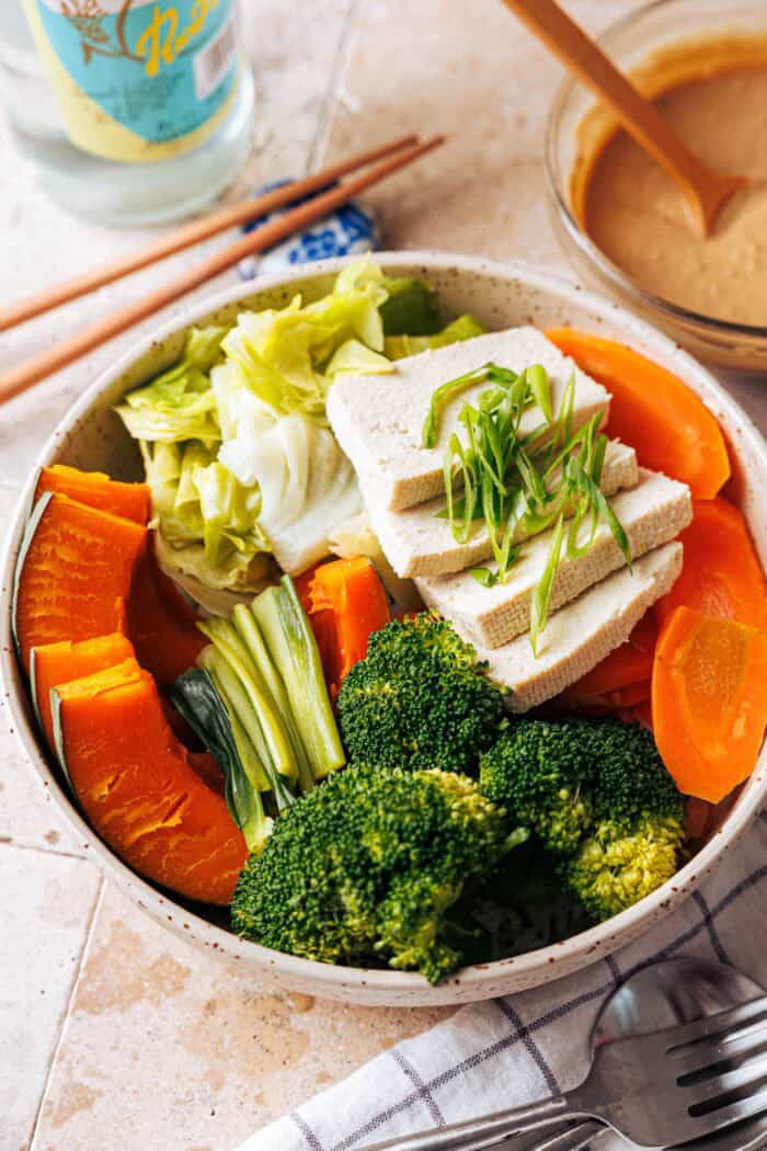 Japanisches gedämpftes Gemüse mit Miso-Sesam-Sauce – Mushi Nabe