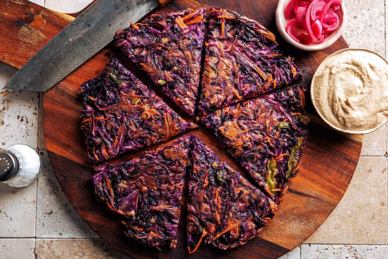 Rotkohl-Pancake auf dem Holzbrett