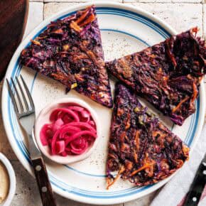 Rotkohl-Pancakes mit würzigem Tofu-Miso-Dip