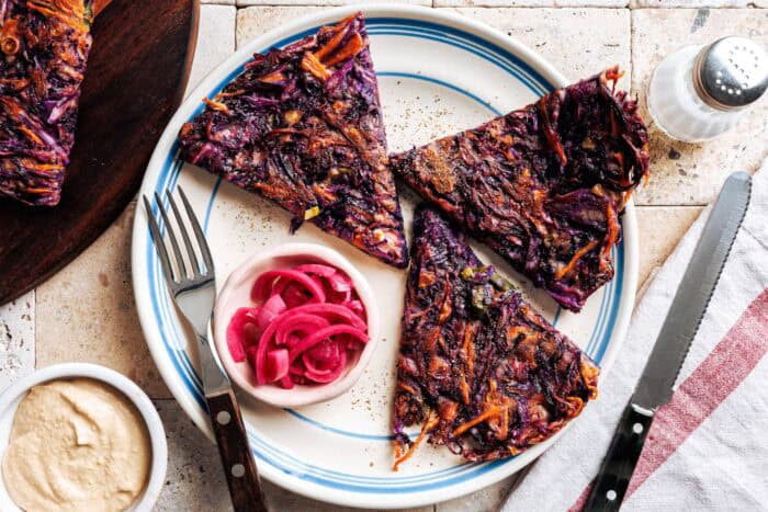 Rotkohl-Pancakes mit würzigem Tofu-Miso-Dip